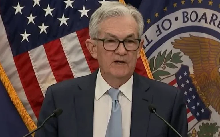 EUA: Powell tem sido um desastre no Fed e juros estão 100 pb acima do que deveriam, diz Navarro