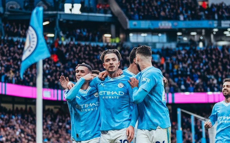 Manchester City e Arsenal ficam no empate e Liverpool se isola na ponta do Inglês