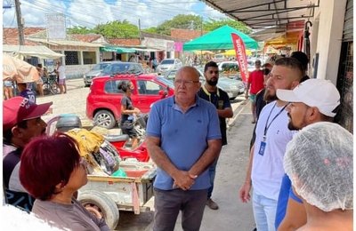 Vereador Raimundo Medeiros leva secretário Thiago Prado para visitar feirinha do Eustáquio