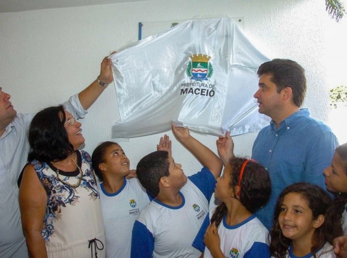 Comunidade escolar de Maceió recebe Escola Haroldo da Costa reestruturada
