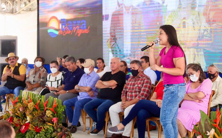 Gabriela e Gilberto Gonçalves prestigiam entrega de Ginásio na Barra de São Miguel ao lado de Arthur e Benedito de Lira