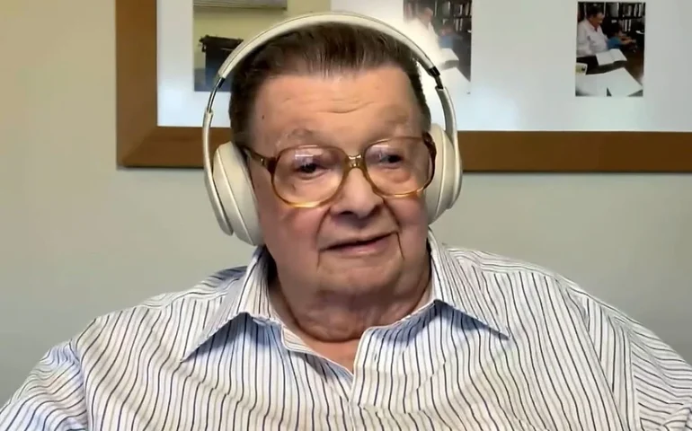 Delfim Netto, que morreu aos 96 anos, doou 100 mil livros para criação de biblioteca na USP