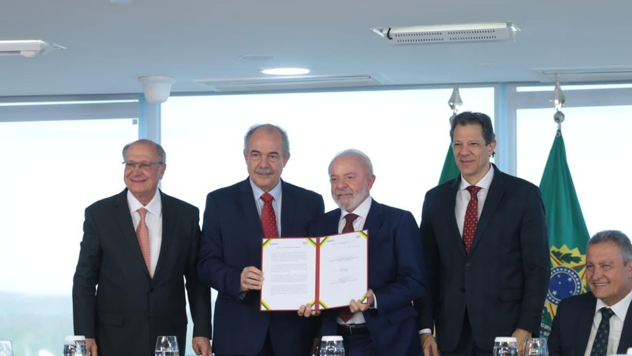 Governo anuncia R$ 12 bi de crédito para indústria; medida deve aliviar impacto do tarifaço dos EUA