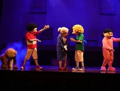 Fotos 2 -Em cena, os personagens Cabeça Oca, Pião e Cora Coralina protagonizam momento marcante do espetáculo- Créditos_ divulgação.jpg 
