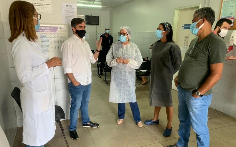 Vereador Joãozinho conversa com equipe de unidade de saúde que será fechada por conta do desastre no Pinheiro