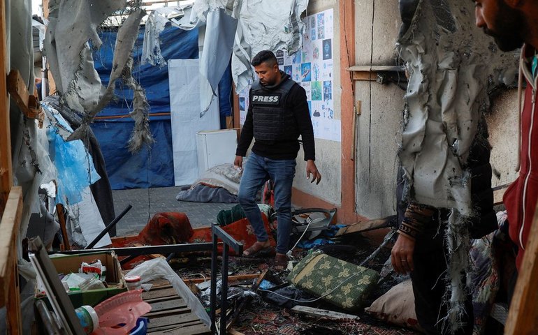 Israel bombardeia tenda com jornalistas ao lado de hospital de Gaza