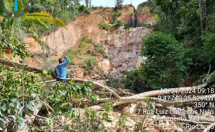 Deslizamento de terra gerou perda da vegetação nas encostas Deslizamento de terra gerou perda da vegetação nas encostas
