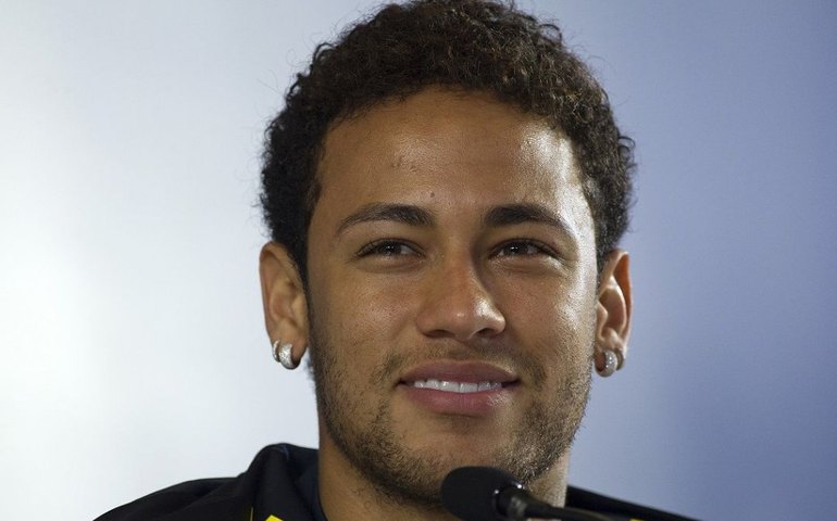 Neymar foi escolhido para capitão para ‘dar passo à frente’, diz Edu Gaspar