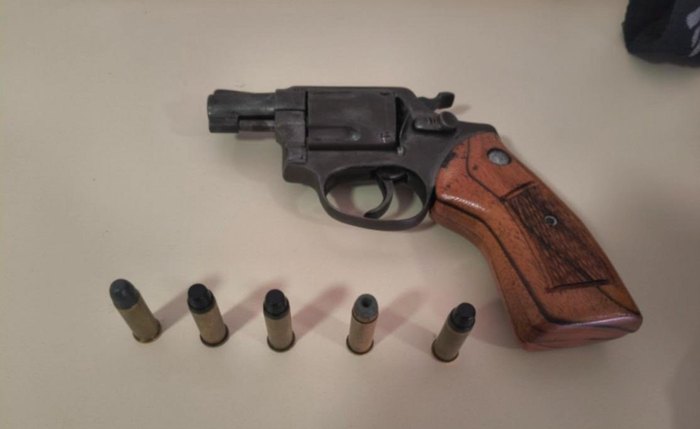 Militares encontraram suspeito um revólver 38 e cinco munições intactas