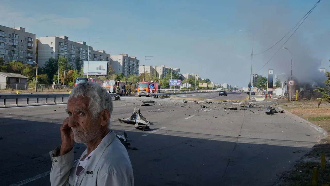 Três mortos em ataques russos na Ucrânia; Putin alerta a Europa contra o envio de tropas.