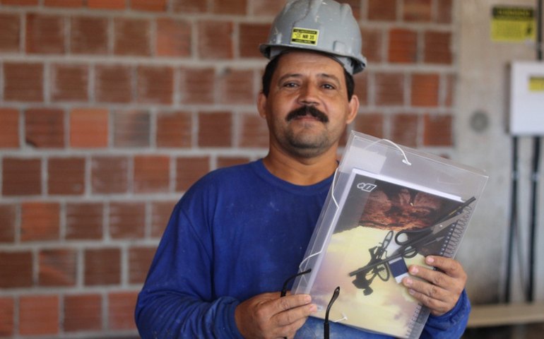 Programa de alfabetização de trabalhadores da construção civil está com inscrições abertas