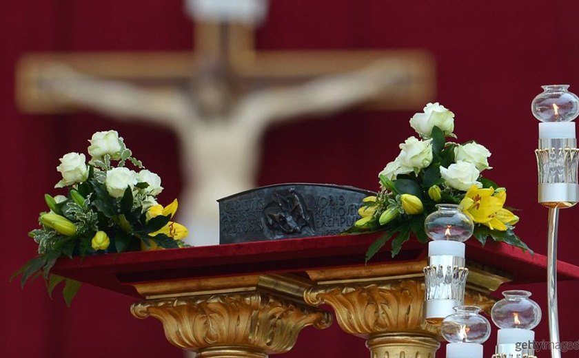 Ossos de São Pedro são mostrados pela primeira vez pelo papa Francisco no Vaticano