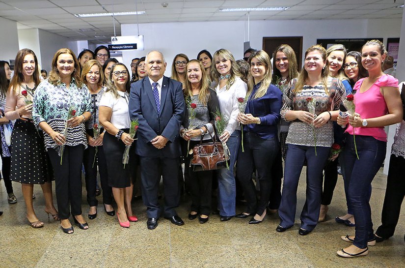 Presidente do TJ/AL homenageia servidoras com rosas no Dia da Mulher