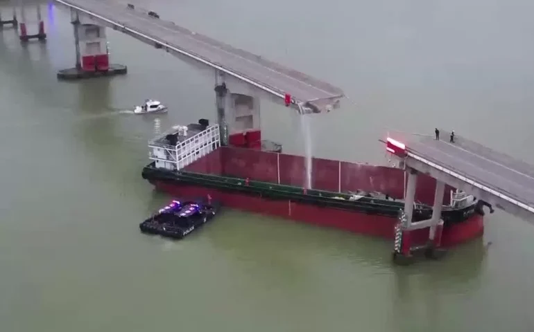 Cinco pessoas morrem após ponte desabar em colisão com navio na China; veja vídeo