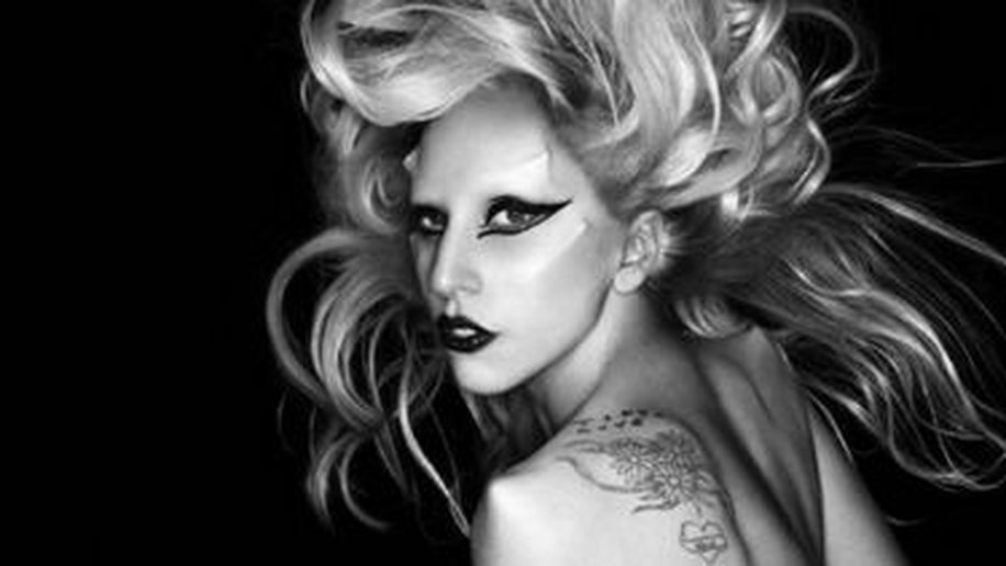 Lady Gaga usa lata de lixo como privada