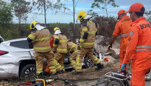Carro bate contra poste e deixa duas pessoas feridas em Pirambu