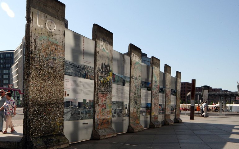 'Primeiro passo da fase final': queda do Muro de Berlim completa 35 anos