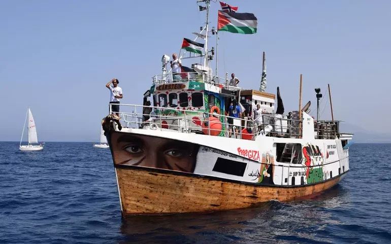 Novo barco da Flotilha da Liberdade parte da Itália rumo a Gaza