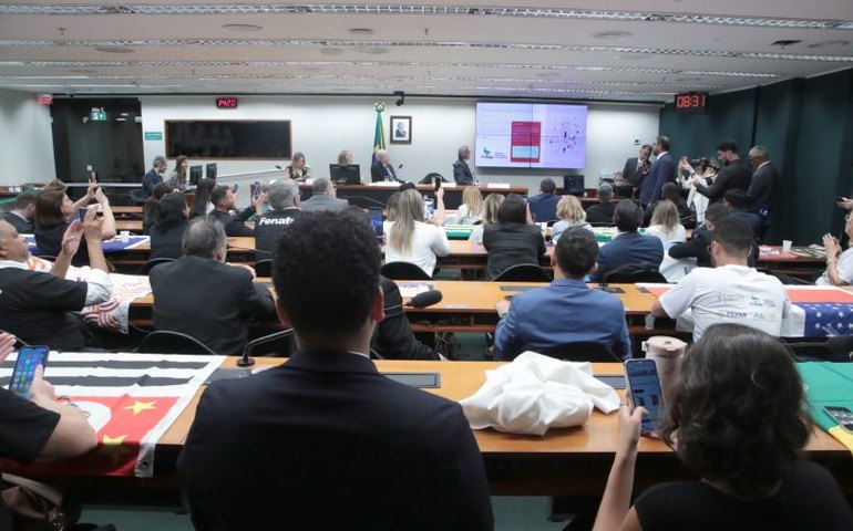 Representantes de farmacêuticos e donos de farmácias divergem sobre piso salarial