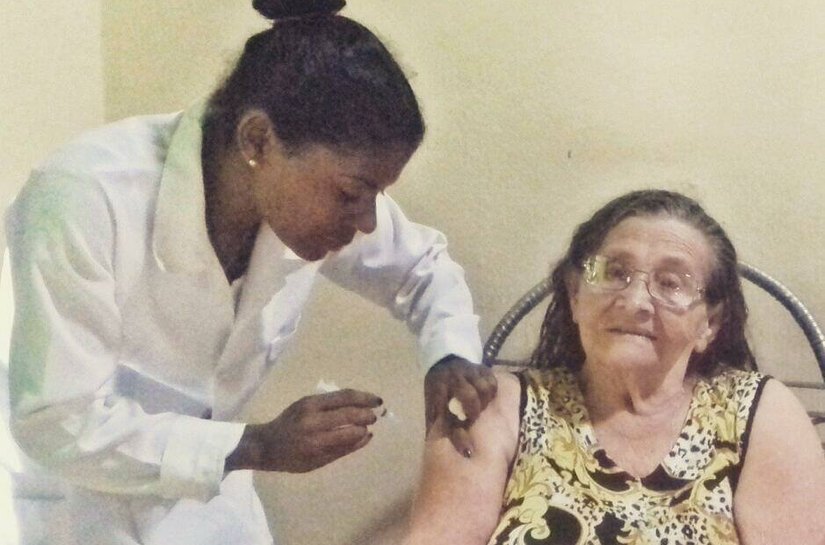 Coruripe: equipes de Saúde da Família vacinam pacientes acamados e com difícil locomoção