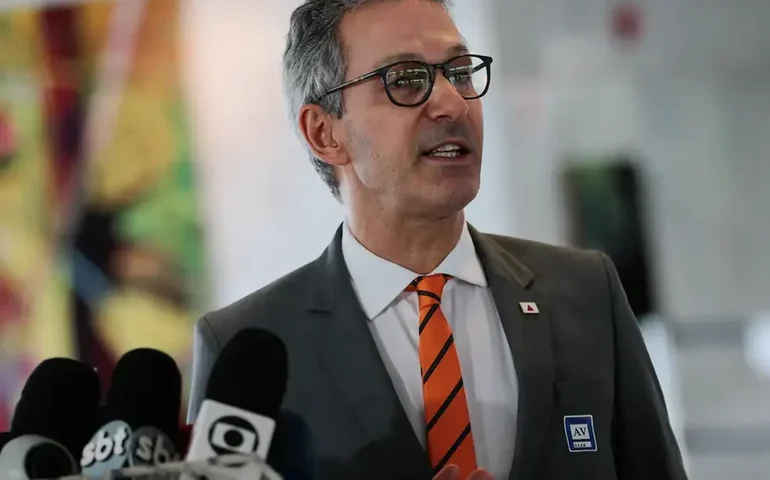 Zema recusa vice de Flávio Bolsonaro e confirma pré-candidatura à Presidência