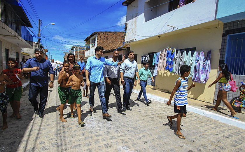 Maceió: Rui Palmeira entrega obras de infraestrutura em ruas do Jacintinho