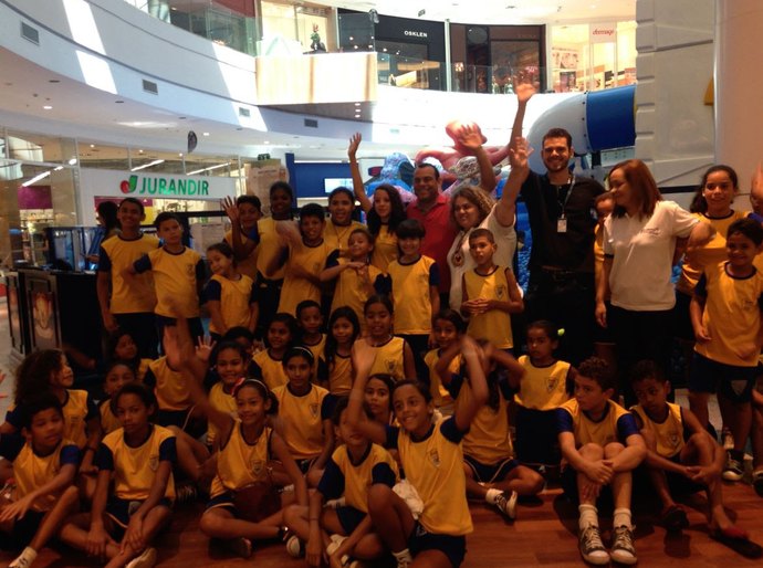 Crianças e jovens de 2 projetos sociais ganham dia no Parque Shopping