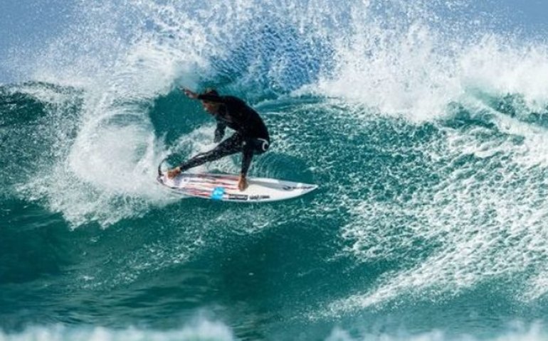 Surfista Samuel Pupo avança às oitavas de final na etapa de Bells Beach