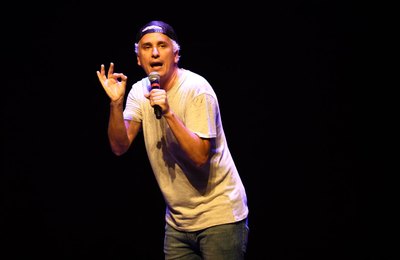 Pronto para surpreender, humorista Rafael Portugal faz show em Maceió
