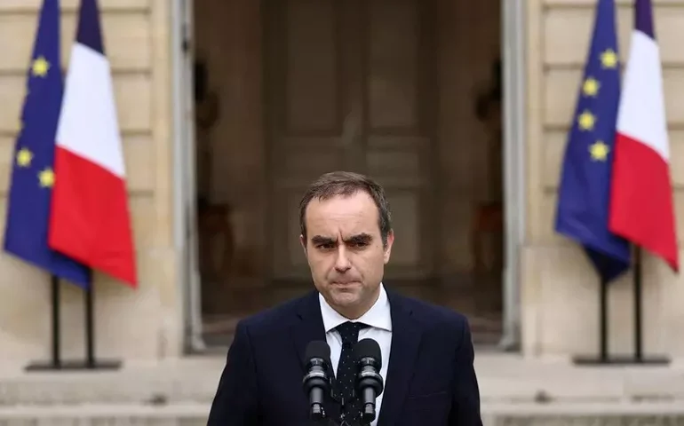 Premiê da França renuncia e aprofunda crise política