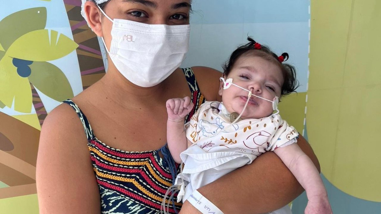 Bebê com cardiopatia toma banho de sol pela primeira vez no Hospital da Criança de AL