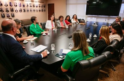 Presidente do TJAL dialoga com associação de advogadas
