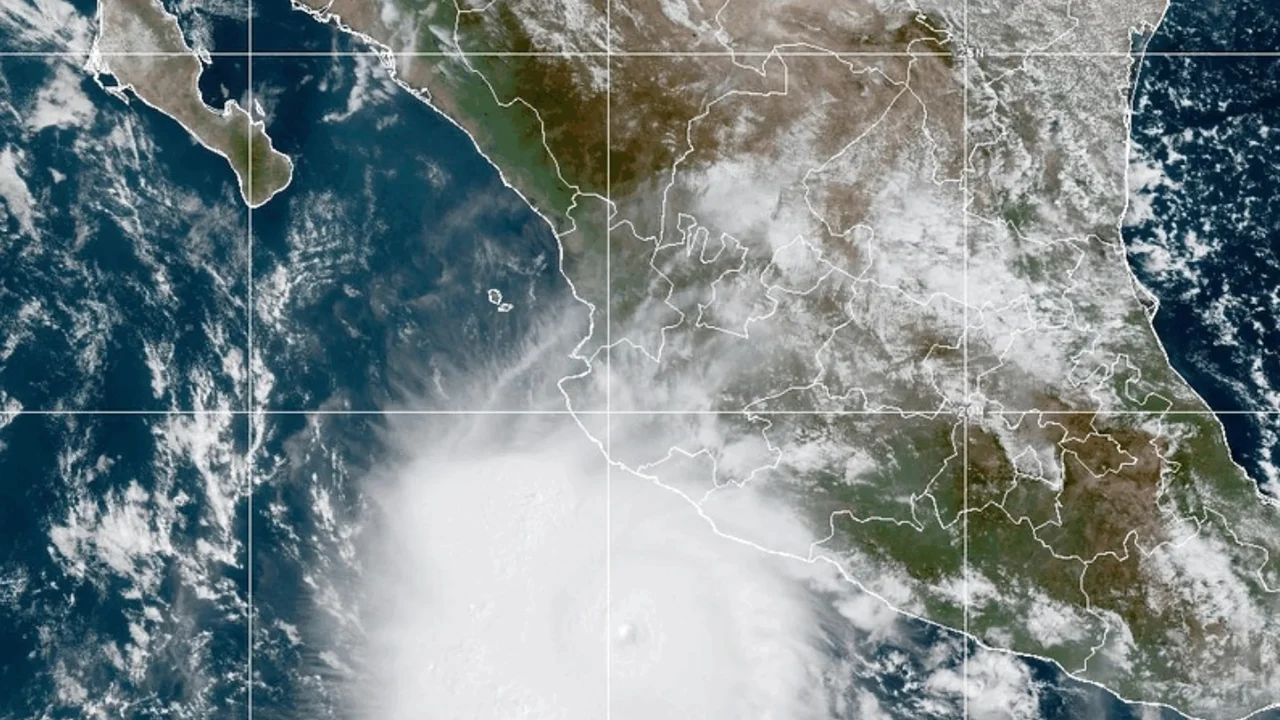 Poderoso furacão Polo castiga a costa do México enquanto Nolo se dirige para o Havaí.