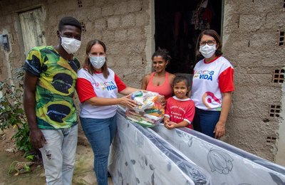 Prefeita Christiane Bulhões entrega cestas básicas e colchões aos moradores da Lagoa do Junco 
