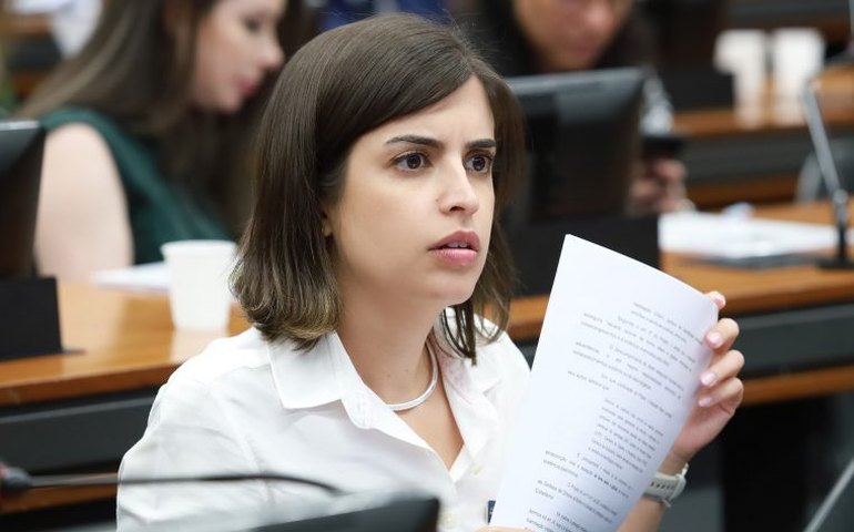 Comissão aprova prioridade na emissão de documentos para mulher vítima de violência patrimonial