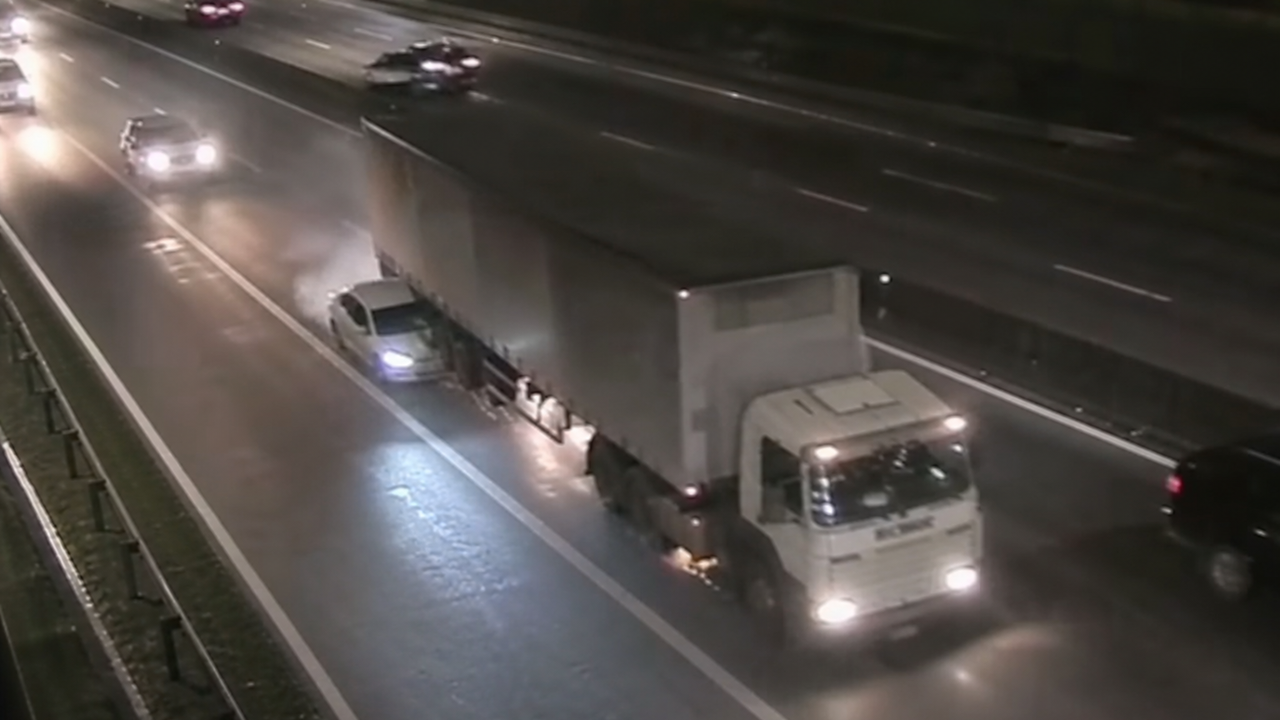Vídeo mostra carreta arrastando carro na Via Dutra, em São José dos Campos