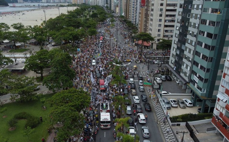 Desfile fúnebre de Pelé leva quase 4 horas e reúne amigos e fãs em Santos