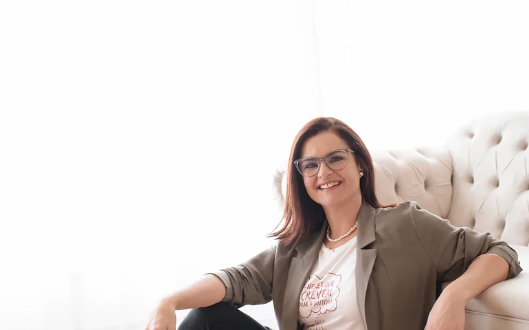 Aos 56, Ana Paula Couto transforma os 50+ em manifesto literário contra o etarismo