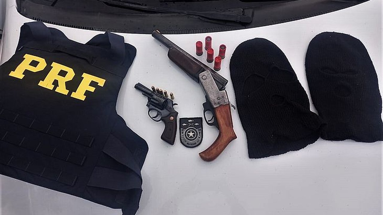 Pai e filho são presos por porte ilegal de arma