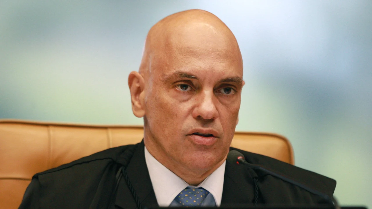 Moraes pede manifestação da PGR sobre inclusão de Flávio e Jair Bolsonaro em inquérito do filme 'Dark Horse'