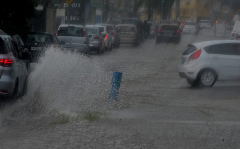 Chuva forte alaga ruas de Lisboa e de outras regiões de Portugal; veja vídeos