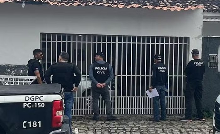 Na casa foi encontrado um revólver e uma substância de cor branca enviada para perícia