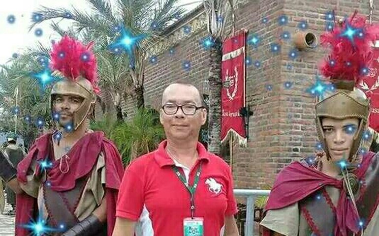 Jovens em situação de vulnerabilidade social encenam a Ressurreição de Cristo, no Manoel Teles, em Arapiraca