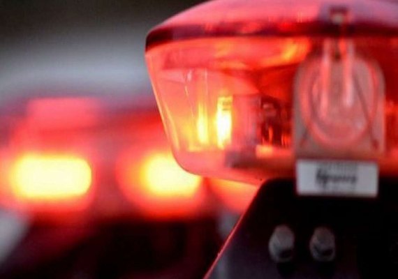 Homem embriagado esfaqueia companheira após discussão em Arapiraca