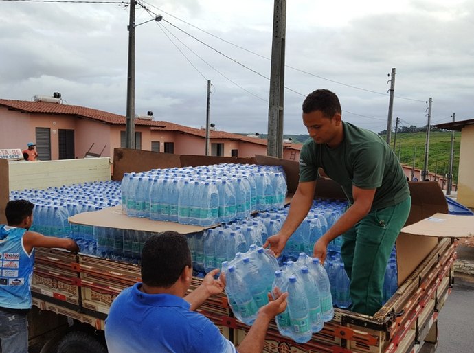 Fábrica de cerâmicas alagoana doa 2.500 mil garrafas d’água para desabrigados em Marechal