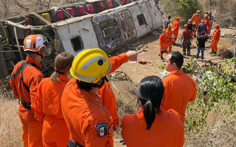 Acidente com ônibus de romeiros deixa 15 mortos na AL-220, no Sertão de Alagoas; vídeo