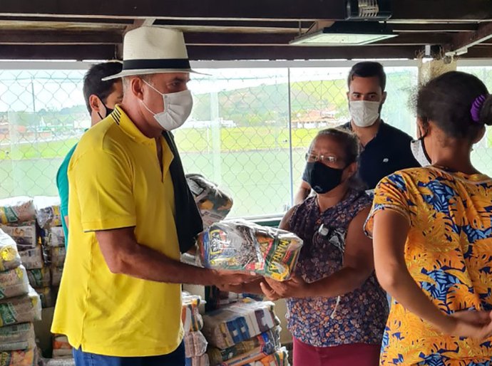 Jogo de futebol beneficente distribui 340 cestas básicas em Capela
