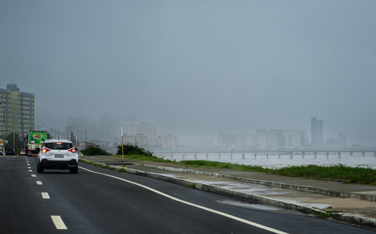 Inmet emite alerta laranja de perigo para ventos costeiros no litoral do Brasil