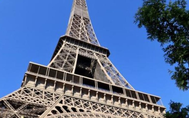 Homem é preso após escalar e saltar de paraquedas na Torre Eiffel