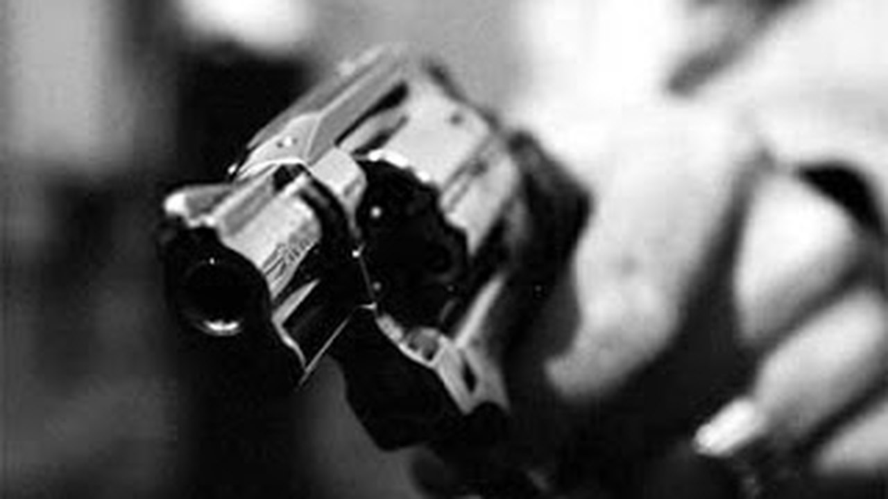 Entre fuzis e blindados, crianças cruzam cerco policial após agente levar tiro na cabeça no Muquiço